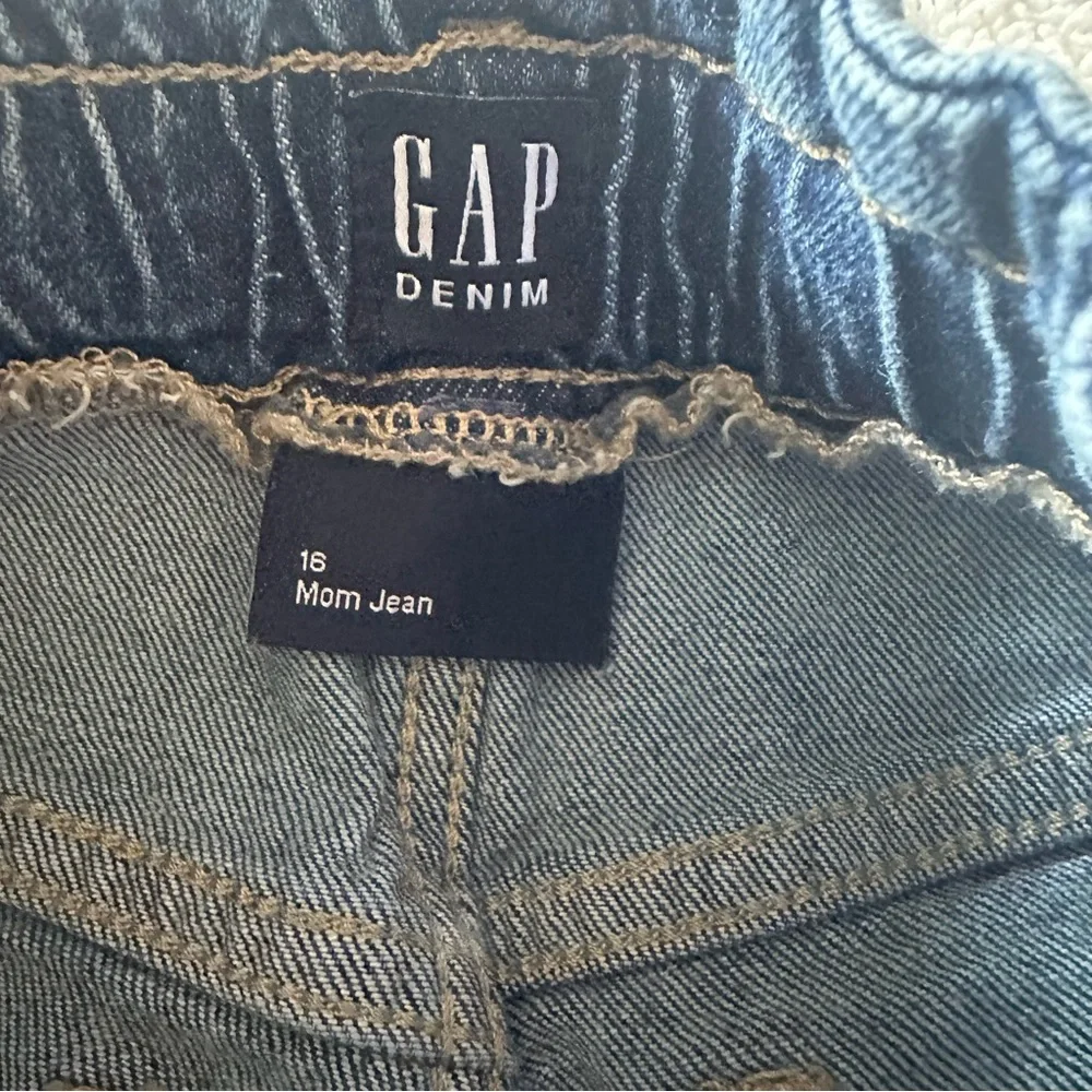 EUC Gap Denim- Girls High Rise Mom Jeans Elastic Waist Size 16